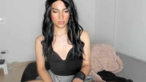 Snapshot of naomimoore chatting on January 14, 2025, 5:19 am Naomi Moore online show from January 14, 2025, 5:19 am