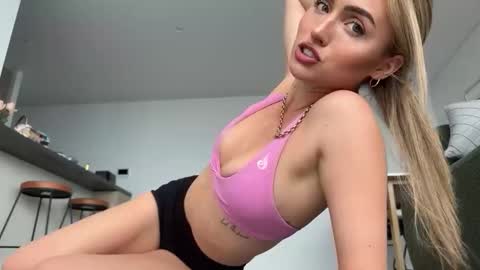 naomirhoades online show from February 4, 2025, 10:45 pm