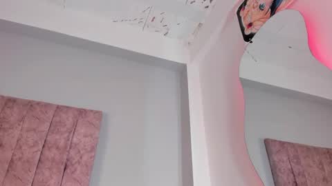 Snapshot of naomisanz_ chatting on September 25, 2025, 10:35 pm Laura online show from September 25, 2025, 10:35 pm