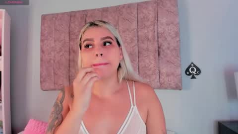 Snapshot of naomisanz_ chatting on October 17, 2025, 5:15 pm Laura online show from October 17, 2025, 5:15 pm