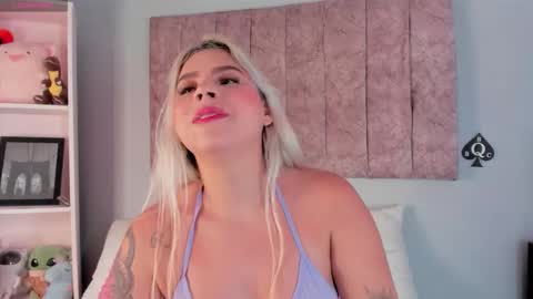 Snapshot of naomisanz_ chatting on October 25, 2025, 10:37 pm Laura online show from October 25, 2025, 10:37 pm