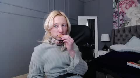 Snapshot of natalie_bitton chatting on February 28, 2025, 7:05 am Natalie online show from February 28, 2025, 7:05 am