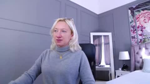 Snapshot of natalie_bitton chatting on October 29, 2025, 9:22 am Natalie online show from October 29, 2025, 9:22 am