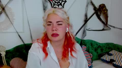 Snapshot of naughty_kittyy1 chatting on October 29, 2025, 10:33 pm Maria online show from October 29, 2025, 10:33 pm