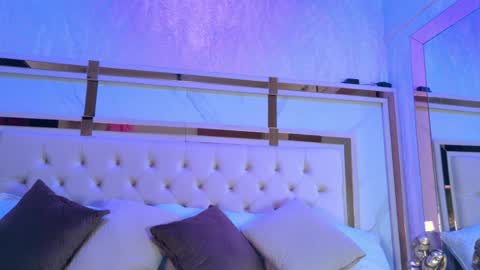 Snapshot of naughtymilfx_ chatting on March 26, 2026, 3:01 am online show from March 26, 2026, 3:01 am