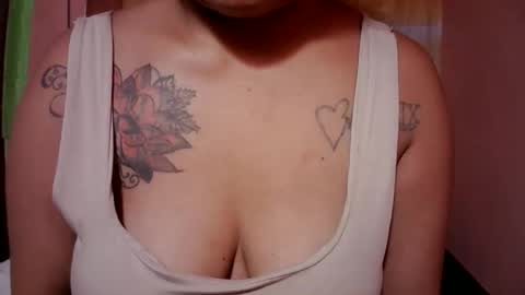 Snapshot of naughtymom_33 chatting on October 23, 2025, 8:02 am naughtymom_33 online show from October 23, 2025, 8:02 am