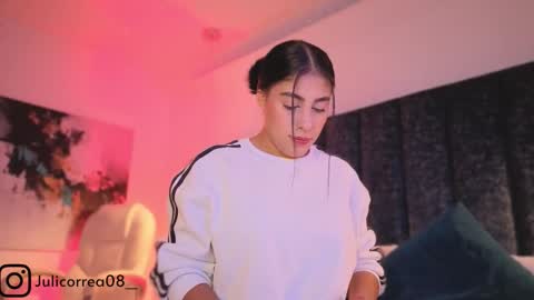 Juli  online show from February 16, 2026, 11:39 am