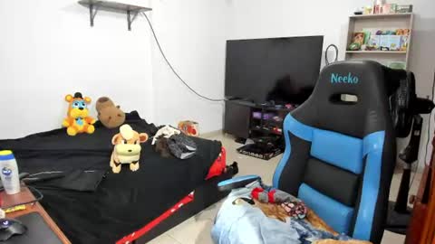 Snapshot of neeko_lol_ chatting on July 8, 2026, 11:37 am Geek Nicole im Neeko UwU online show from July 8, 2026, 11:37 am