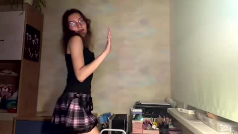 Mia online show from June 1, 2026, 7:15 pm
