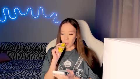 Mina online show from November 3, 2025, 1:01 pm