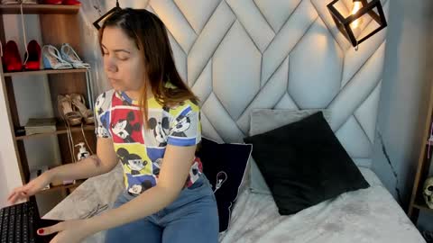 Snapshot of nezukokamado1_ chatting on February 6, 2025, 1:32 pm Milena online show from February 6, 2025, 1:32 pm