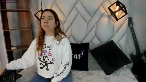 Snapshot of nezukokamado1_ chatting on February 17, 2025, 1:32 pm Milena online show from February 17, 2025, 1:32 pm