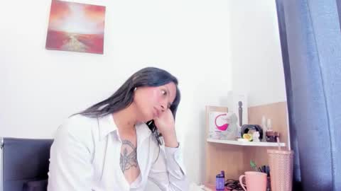 Snapshot of nia__white chatting on October 8, 2025, 7:22 pm laura online show from October 8, 2025, 7:22 pm