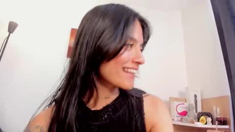 Snapshot of nia__white chatting on November 10, 2025, 6:07 pm laura online show from November 10, 2025, 6:07 pm