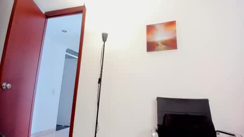 Snapshot of nia__white chatting on November 11, 2025, 5:57 pm laura online show from November 11, 2025, 5:57 pm