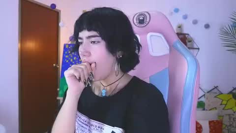 Snapshot of nia_mitsuki chatting on December 27, 2024, 8:07 pm samanta online show from December 27, 2024, 8:07 pm