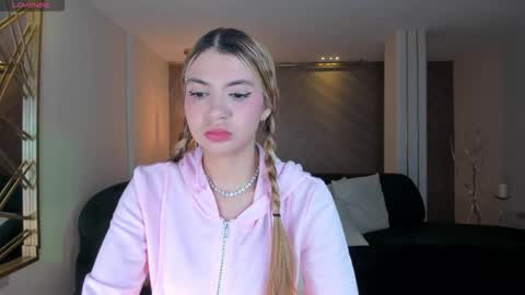 Snapshot of niaholland chatting on October 8, 2025, 10:57 am SQUIRTER DOLL online show from October 8, 2025, 10:57 am