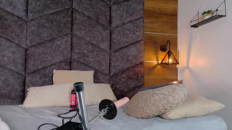 NICKI FOX  online show from January 9, 2026, 9:05 pm