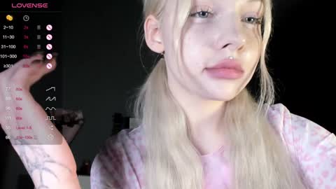 Snapshot of nicole_yo chatting on January 2, 2025, 12:13 am Mary online show from January 2, 2025, 12:13 am