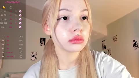 Snapshot of nicole_yo chatting on February 21, 2025, 9:32 pm Mary online show from February 21, 2025, 9:32 pm