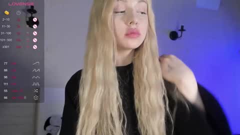 Snapshot of nicole_yo chatting on March 5, 2025, 1:42 am Mary online show from March 5, 2025, 1:42 am