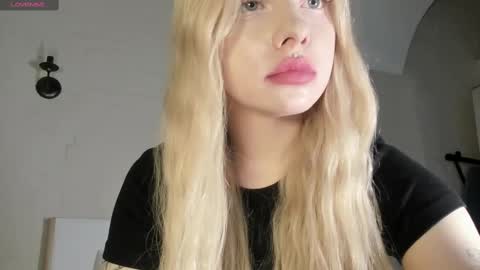 Snapshot of nicole_yo chatting on March 11, 2025, 12:33 am Mary online show from March 11, 2025, 12:33 am