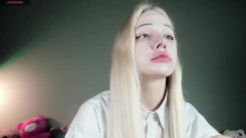 Snapshot of nicole_yo chatting on September 21, 2025, 2:35 am Mary online show from September 21, 2025, 2:35 am