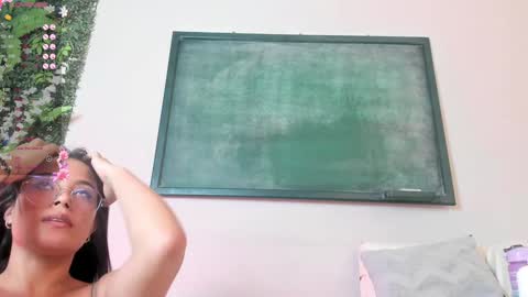 Snapshot of nicoleflorens chatting on December 20, 2024, 12:30 am Nicol Flores GMT-5 1530-2200 online show from December 20, 2024, 12:30 am