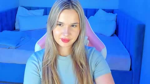 nicolettacooper online show from September 14, 2025, 8:24 am