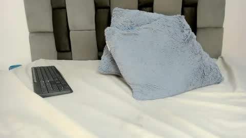 nicolle_smithh_ online show from May 11, 2026, 4:04 pm