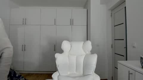 Nicolle online show from February 16, 2026, 5:36 am