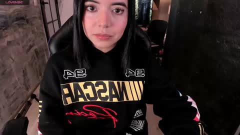 Snapshot of nicolross_ chatting on November 9, 2025, 4:38 pm NicolRoss online show from November 9, 2025, 4:38 pm