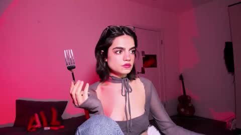 Daisy online show from December 21, 2025, 3:52 pm