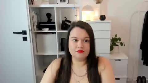 Snapshot of nightholly chatting on February 25, 2026, 7:07 am Holly online show from February 25, 2026, 7:07 am