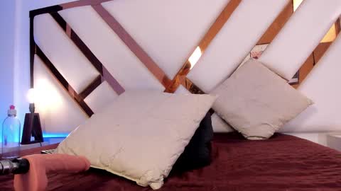 Nicolle  online show from April 18, 2026, 7:58 pm