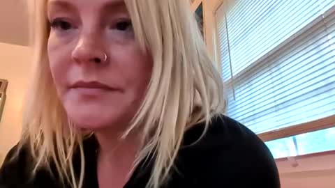 Snapshot of nikki32313 chatting on May 1, 2026, 10:42 am nikki32313 online show from May 1, 2026, 10:42 am