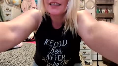 Snapshot of nikki32313 chatting on May 6, 2026, 3:13 am nikki32313 online show from May 6, 2026, 3:13 am