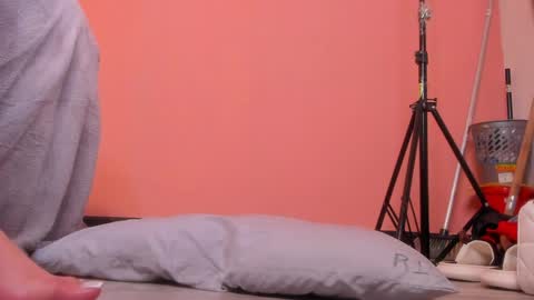 Y E S I online show from April 3, 2026, 7:06 am