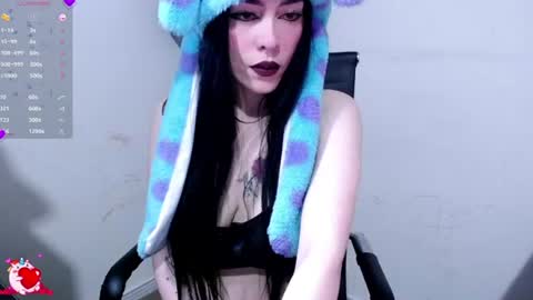 nikolleslut online show from July 31, 2026, 5:40 am