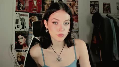 Snapshot of niky_jess chatting on November 10, 2025, 1:10 pm Veronica online show from November 10, 2025, 1:10 pm