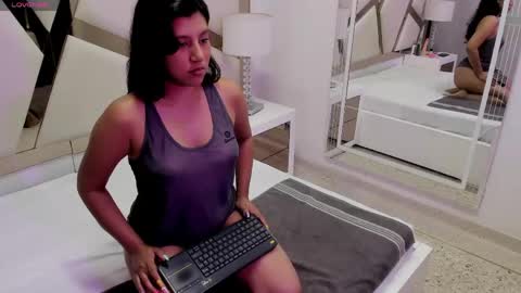 ninaspence online show from April 25, 2026, 11:46 am