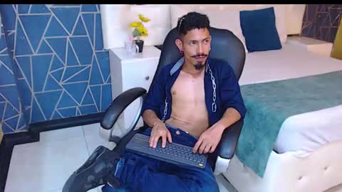 Snapshot of noaahtylor chatting on February 27, 2026, 10:43 pm Noah online show from February 27, 2026, 10:43 pm