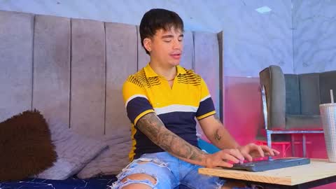 Snapshot of noah_coleman__ chatting on February 2, 2025, 1:34 am NOAH online show from February 2, 2025, 1:34 am