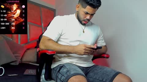 Snapshot of noahcrux chatting on December 17, 2024, 12:22 pm Noah online show from December 17, 2024, 12:22 pm