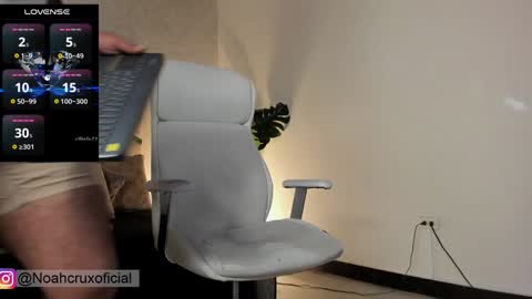 Snapshot of noahcrux chatting on January 30, 2025, 12:48 pm Noah online show from January 30, 2025, 12:48 pm