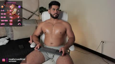 Snapshot of noahcrux chatting on February 10, 2025, 4:14 pm Noah online show from February 10, 2025, 4:14 pm