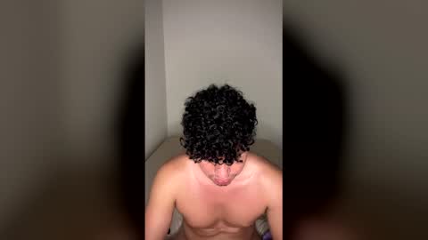 noahlatino35 online show from April 26, 2026, 12:19 am