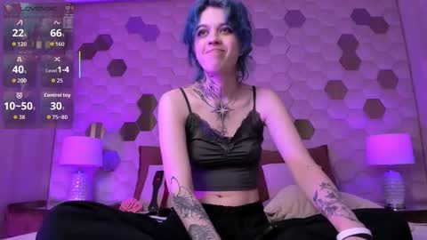 Snapshot of noellegothicshadow chatting on February 4, 2026, 10:26 pm Elly online show from February 4, 2026, 10:26 pm