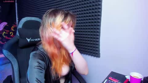 Snapshot of nora_lovvv chatting on October 3, 2025, 10:01 am Nora online show from October 3, 2025, 10:01 am