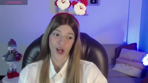 Snapshot of nora_vennucci chatting on December 22, 2024, 8:14 pm Nora online show from December 22, 2024, 8:14 pm